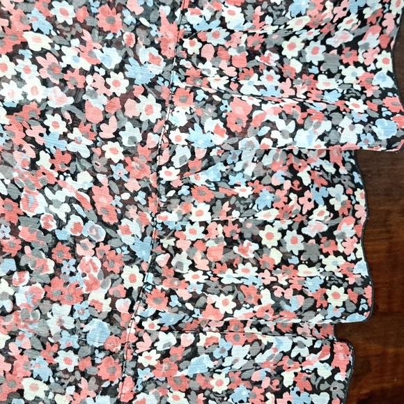 Elle size M sheer blouseight red, gray, black, cream flowers. - Picture 6 of 6
